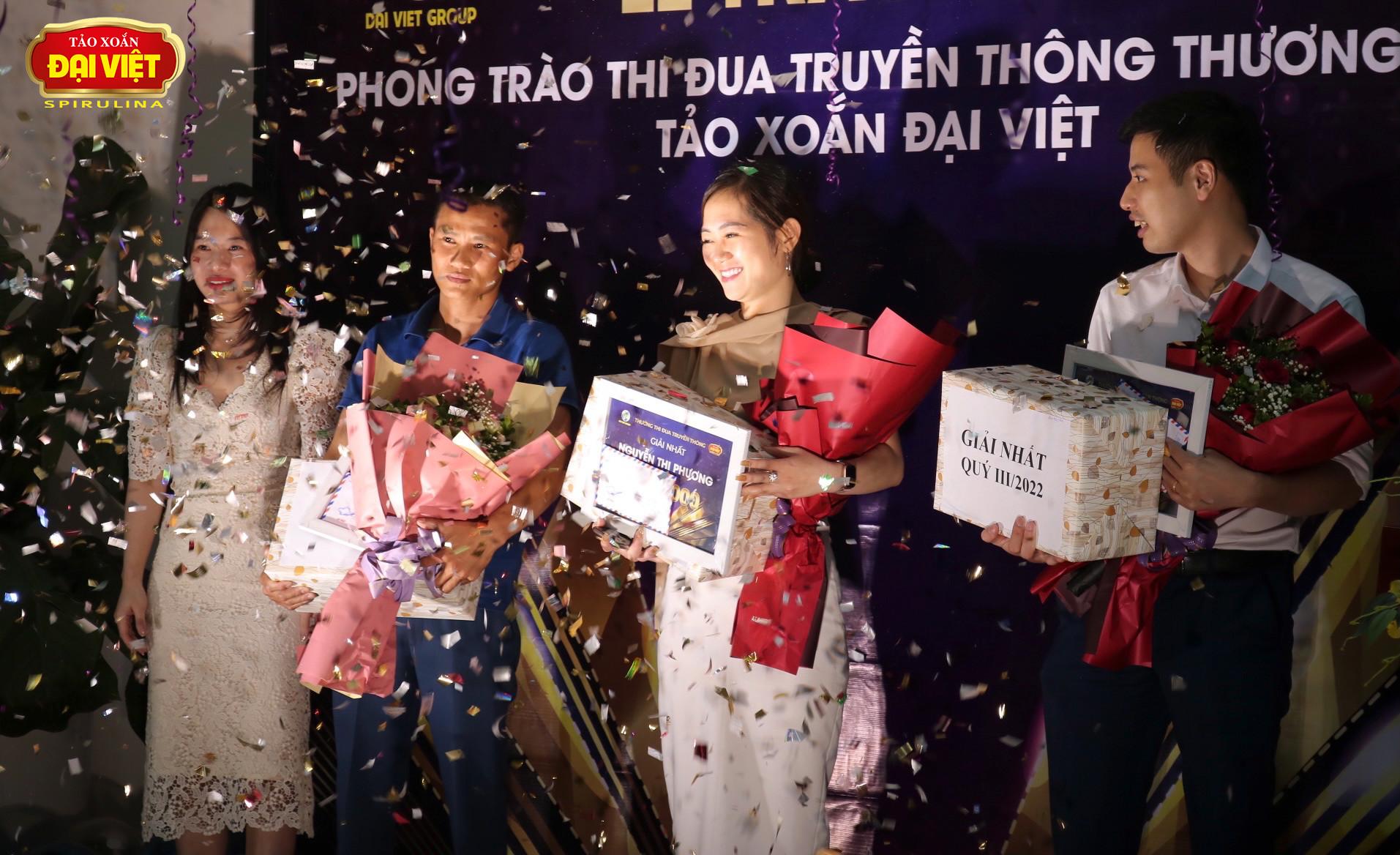 Bà Dương Bích Ngọc - Đại diện Ban lãnh đạo Tập Đoàn Đại Việt trao giải cho 3 Nhân viên đạt giải Nhất thi đua quý III năm 2022
