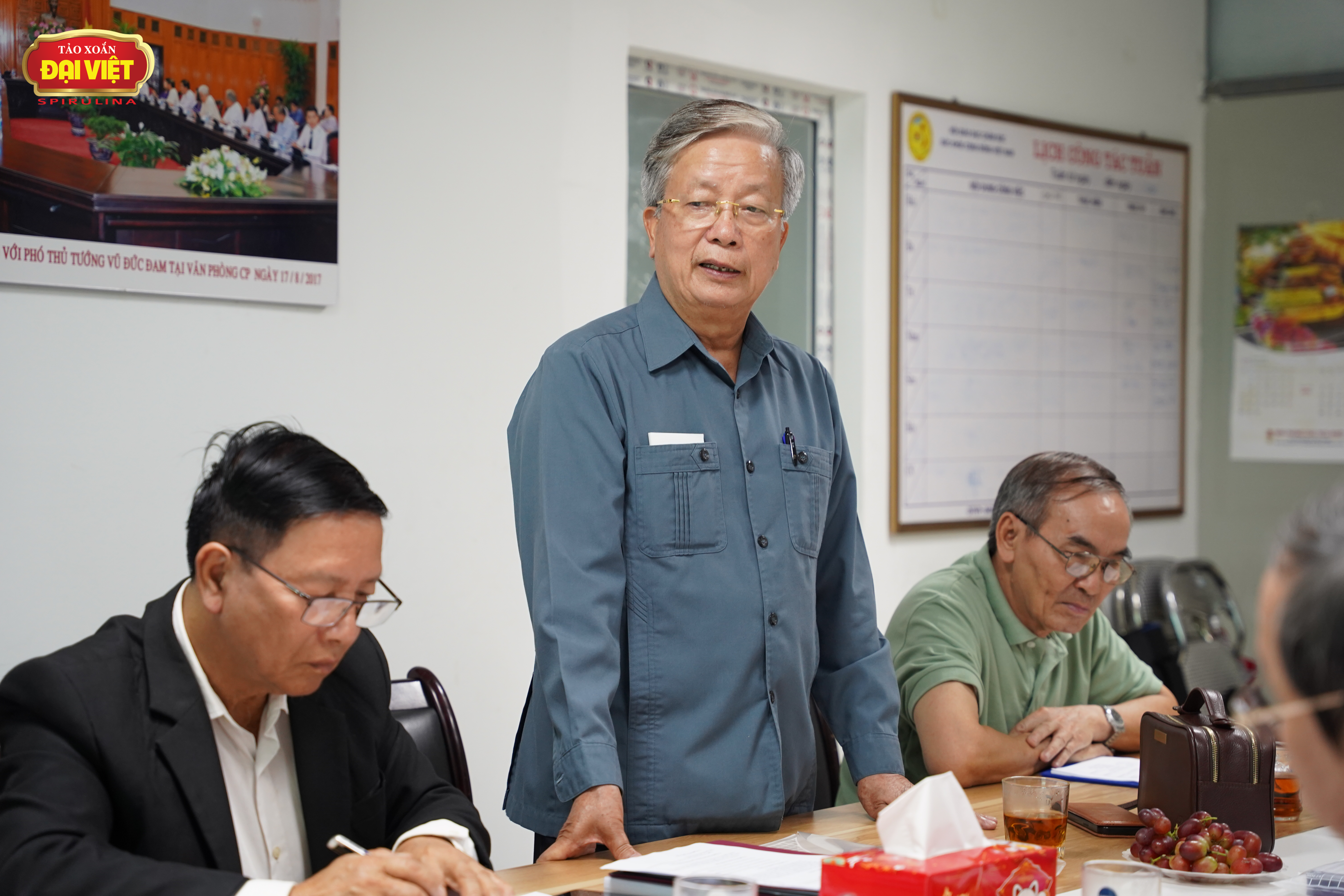 Ông Nguyễn Hồng Quân - Chủ tịch Hội GDCSSKCĐ Việt Nam phát biểu khai mạc và đóng góp, xây dựng cho cuộc họp đánh giá công trình nghiên cứu của Tảo xoắn Đại Việt