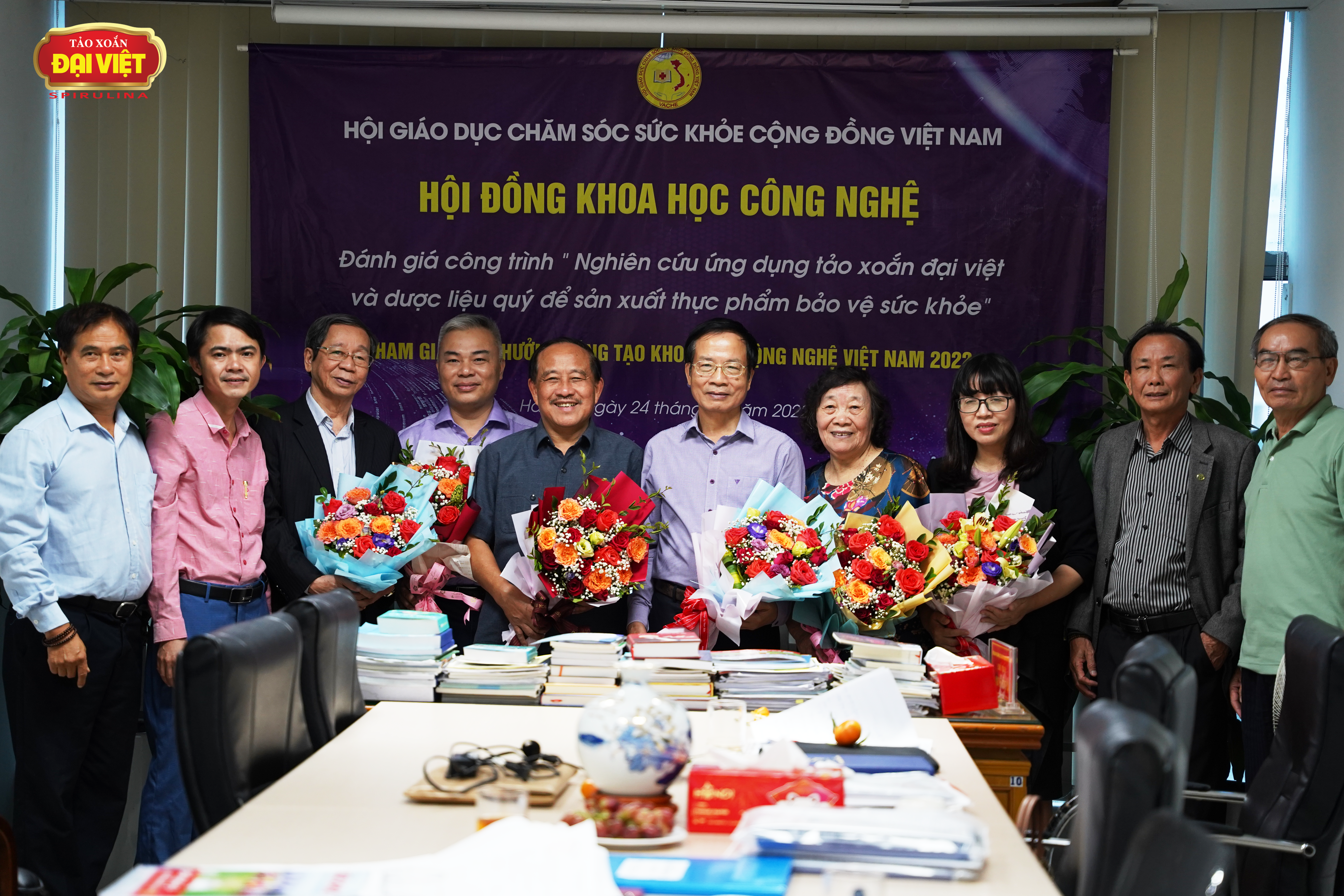 Hội đồng giám khảo và đại diện tập đoàn Tảo xoắn Đại Việt chụp hình lưu niệm sau cuộc họp.